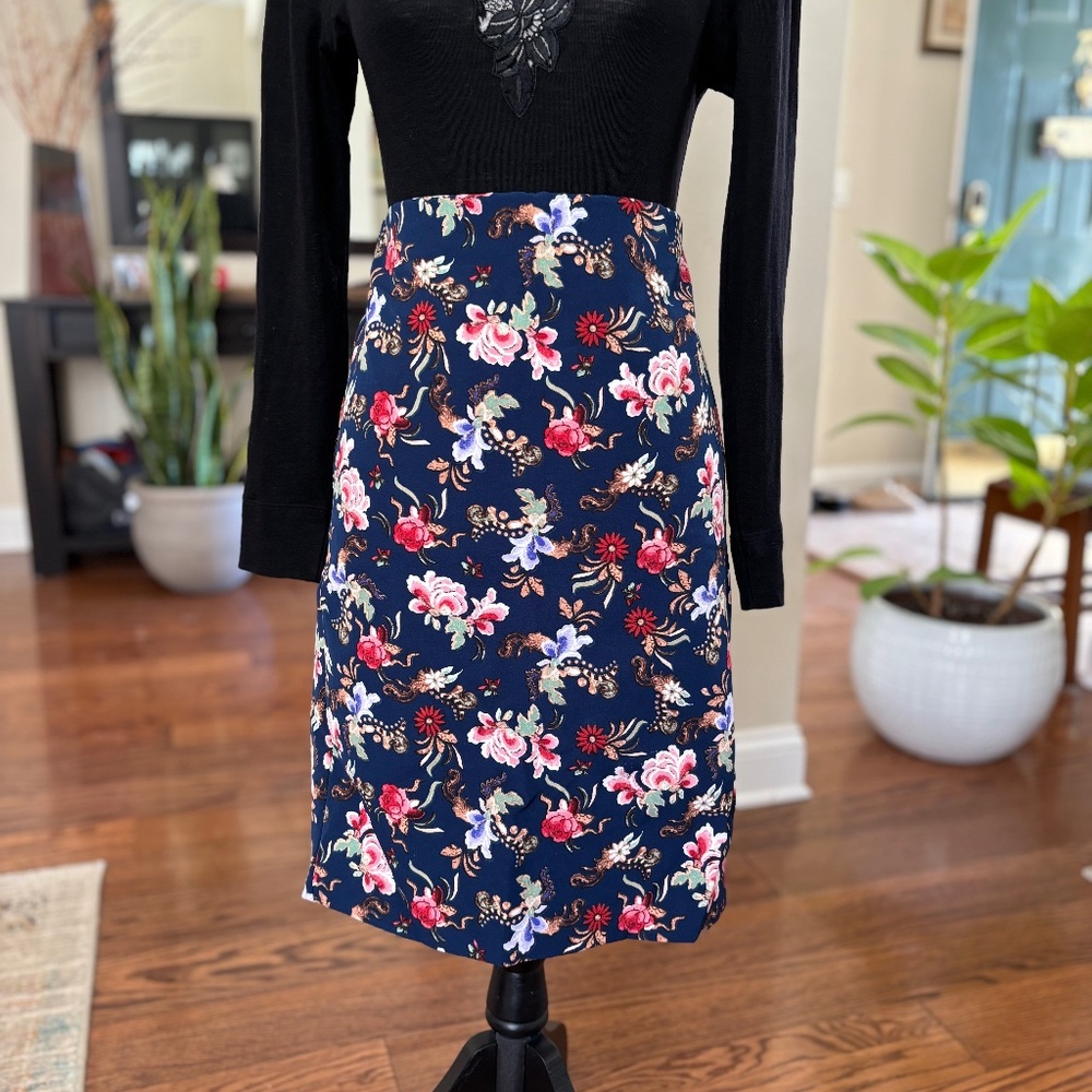 Straight Skirt with Floral Print - Classic and Elegant Custom-Made. Size S